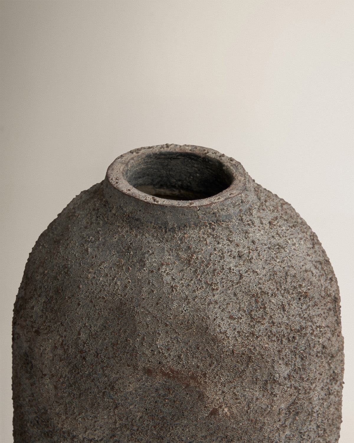 Jarrón cerámica marrón carbón