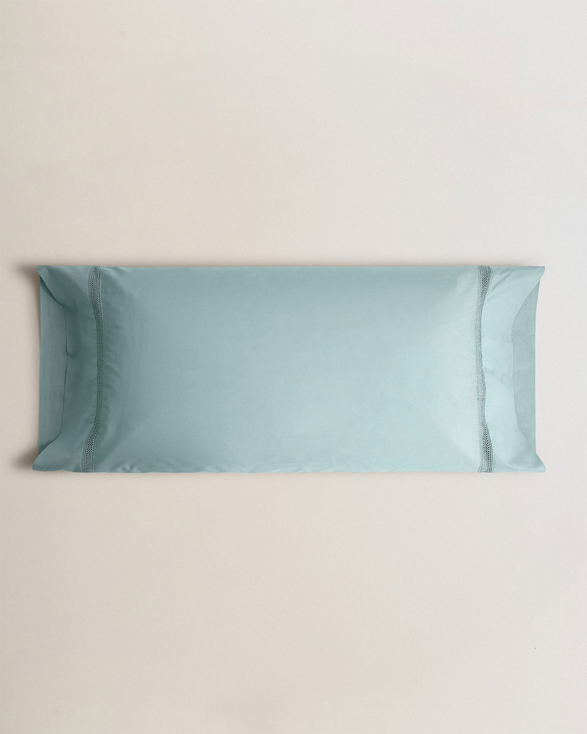 Funda almohada de satén con vainica verde keike