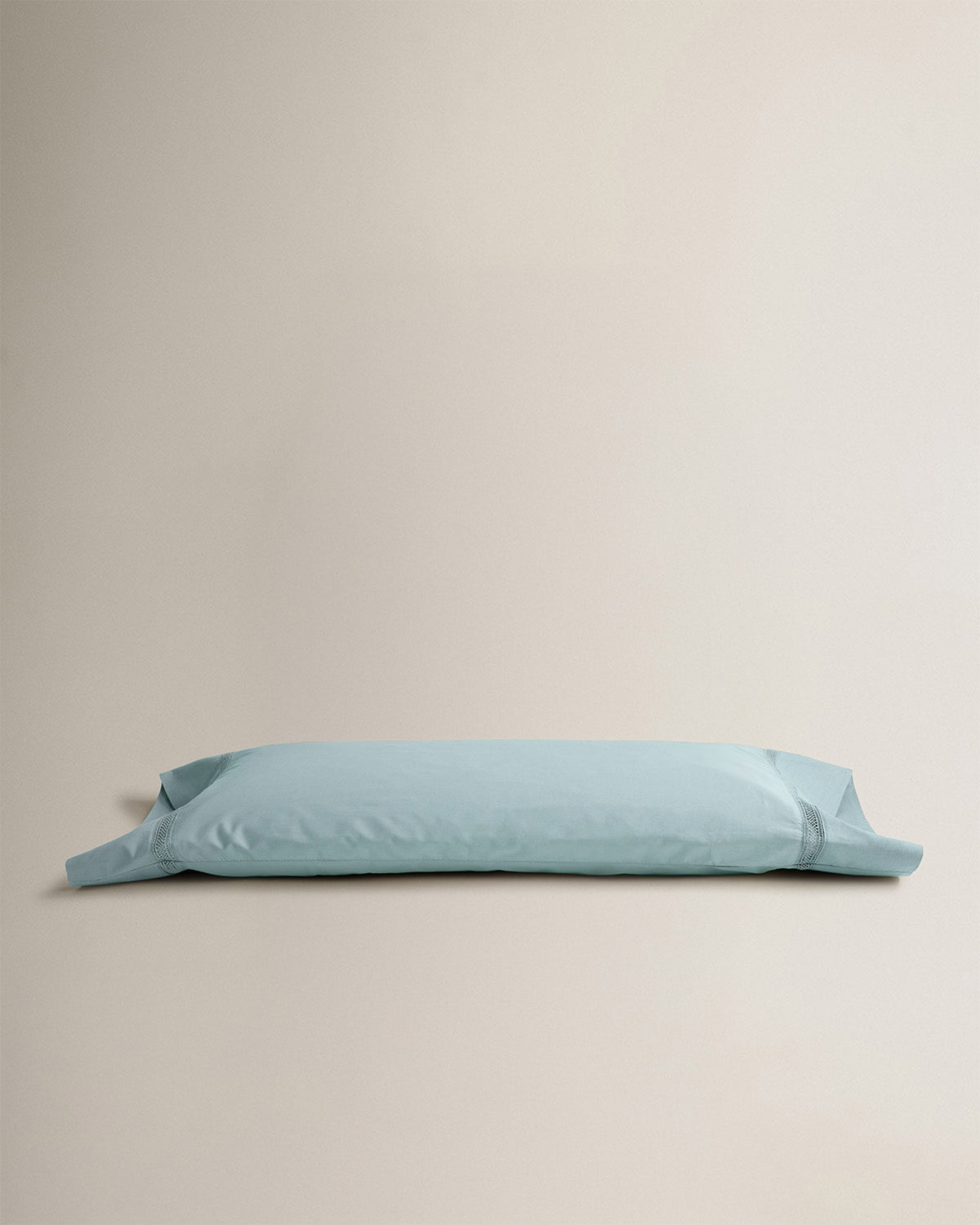 Funda almohada de satén con vainica verde keike