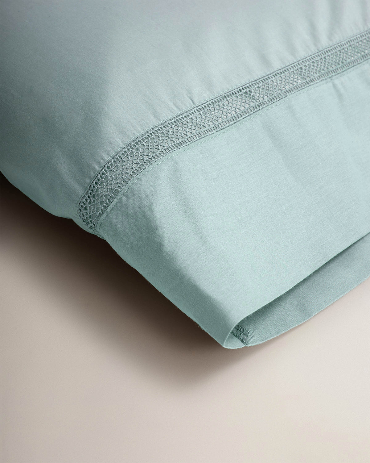 Funda almohada de satén con vainica verde keike