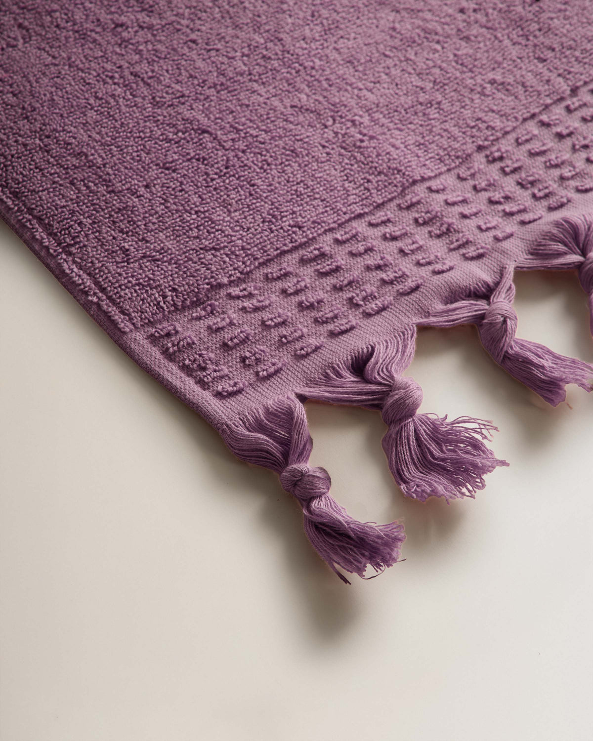 Toalla de baño 550gr flecos morado
