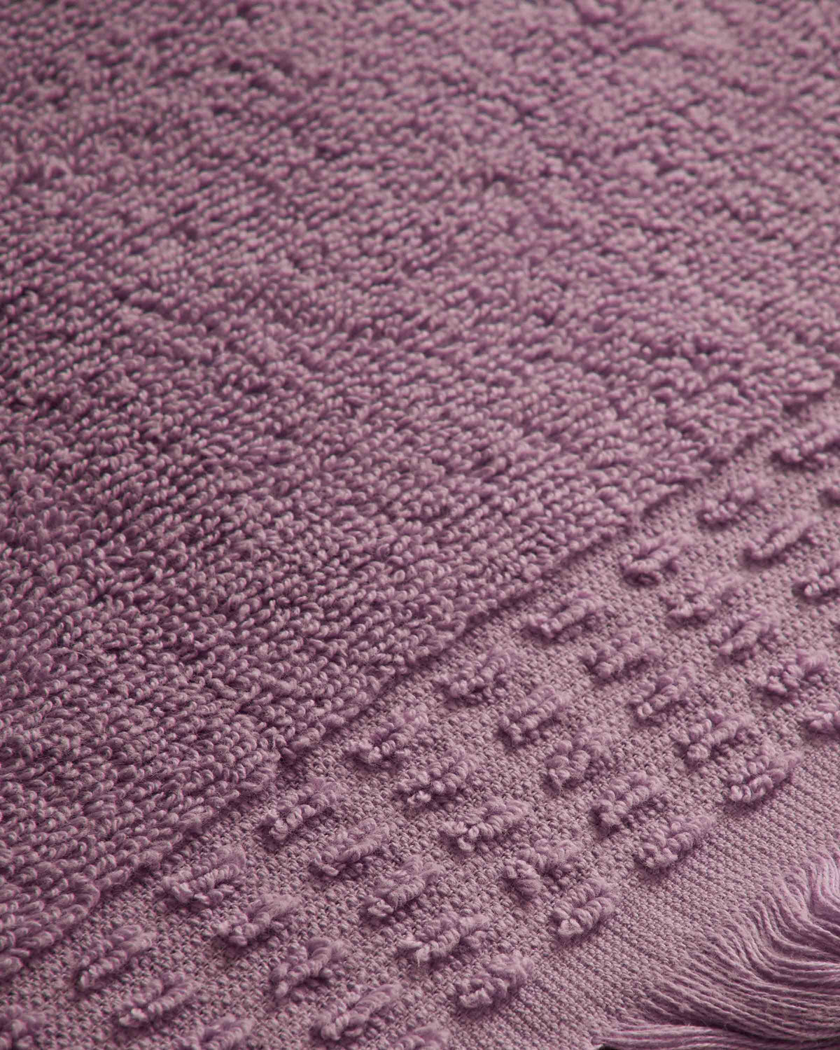 Toalla de baño 550gr flecos morado