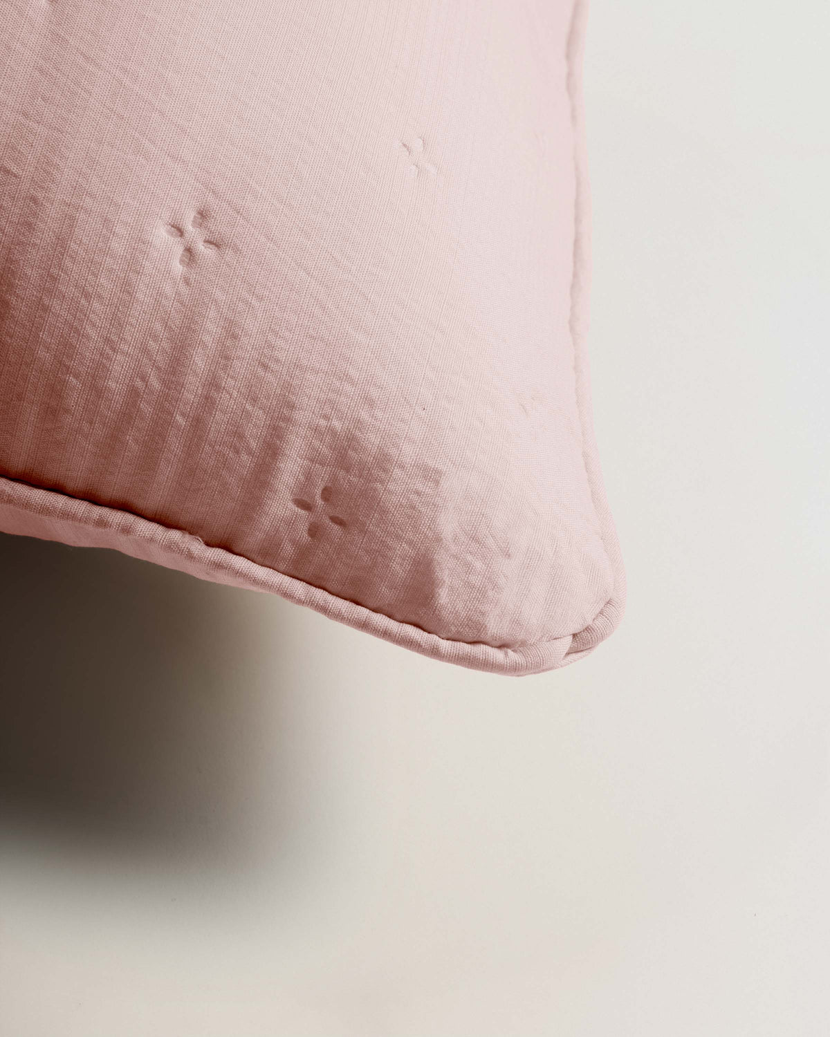 Cojín infantil perforado liso rosa keike