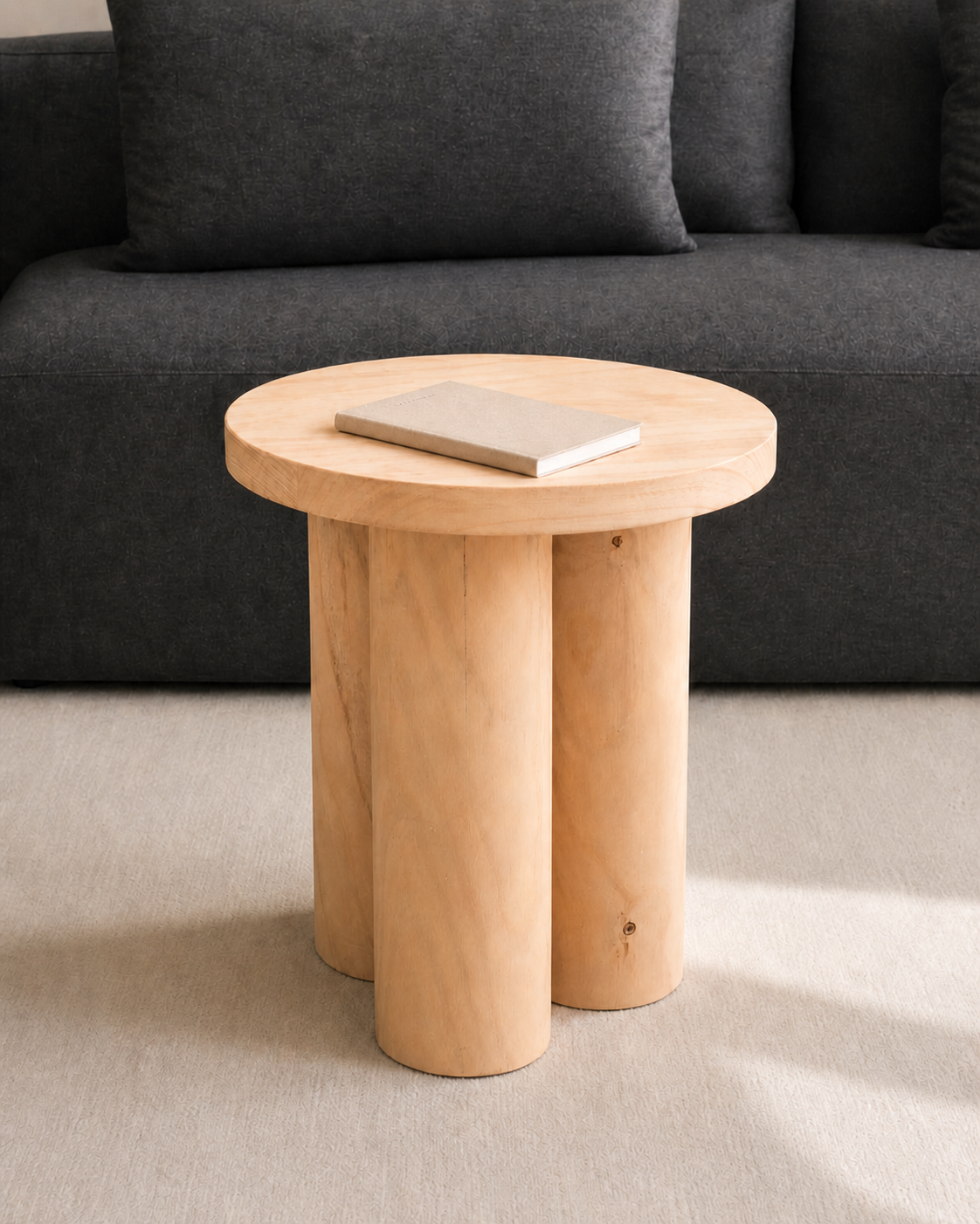 Tavolino rotondo in legno naturale