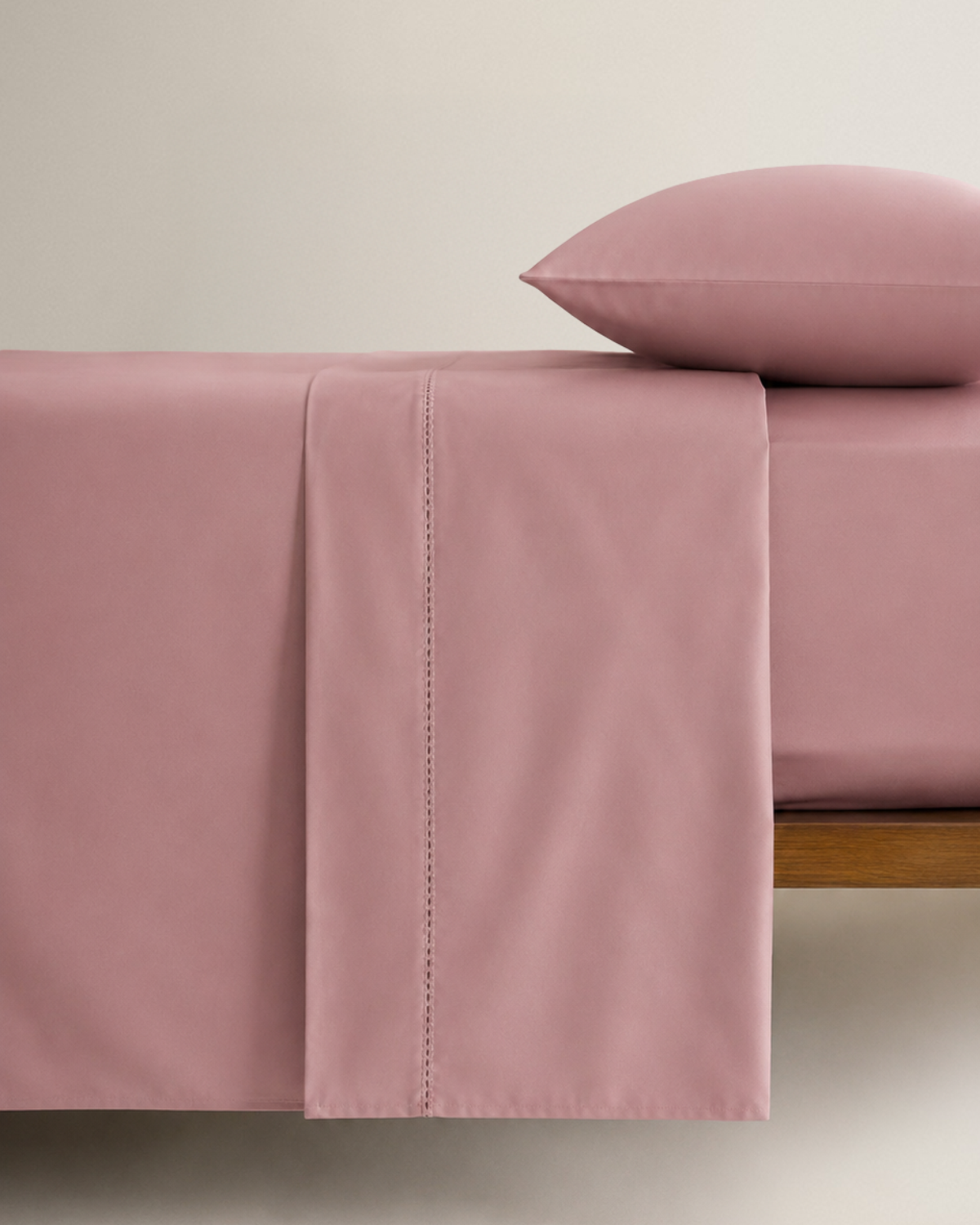 Parure de draps Keike rose uni en satin avec ourlet piqué