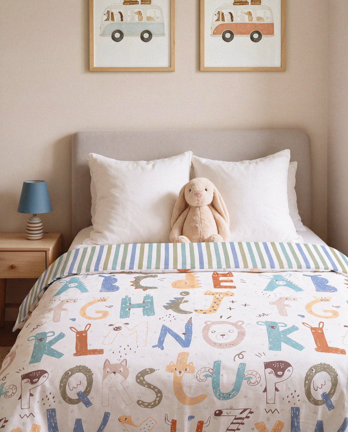 Colcha perforada infantil alphabet ocre